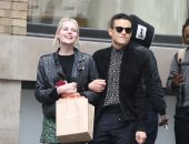 صور.. رامى مالك وصديقته لوسى فى رحلة تسوق.. وهذا سعر حذائها  
