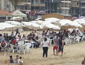 فيديو وصور.. إقبال كبير على شواطئ الإسكندرية فى شم النسيم