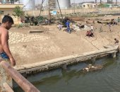 صور.. القفز فى الترع "مصيف الغلابة" هربا من الحر فى شم النسيم بالغربية