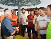 صور.. محافظ بورسعيد يلتقى المواطنين على الشاطئ أثناء احتفالهم بشم النسيم