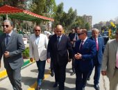 فيديو.. محافظ القاهرة يتفقد الحديقة الدولية ويلتقط صورا مع زوارها