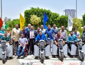 صور..رئيس جامعة بنى سويف يسلم 5 طلاب من ذوى الإعاقة أجهزة تعويضية 
