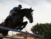أحمد السقا يتحول لـ "فارس" ويمارس هوايته المفضله بقفز الحواجز مع حصانه