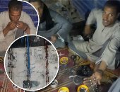 صور.. "حسانى" شاب واجه البطالة بصناعة حظاظات "الرصاص" فى قنا.. ويؤكد: أصنع الخامات بعد شرائها من الصيادين وتسخينها بدرجة حرارة عالية لعمل أشكال متنوعة.. والنساء تفضله لمنع الحسد والفرسان يستخدمونه لتزيين الخيول