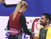 فيديو.. لاعب جنوب أفريقيا يطلب الزواج من زميلته في استاد القاهرة 