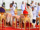 صور.. ملك تايلاند يقدم فروض الاحترام لأسلافه قبل تتويجه السبت المقبل