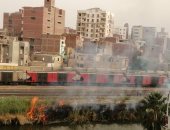 صور.. السيطرة على حريق بالقرب منطقة تخزين القطارات فى بنى سويف