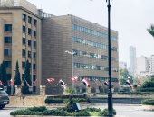 صور.. أعلام مصر تزين رئاسة الحكومة اللبنانية استعدادا لاستقبال "مدبولى"