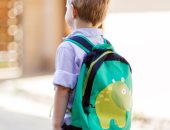 اعرفى مخاطر حقيبة الظهر الثقيلة للأطفال قبل بداية الدراسة