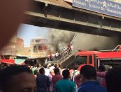 فيديو وصور.. الدفع بـ10 سيارات إطفاء للسيطرة على حريق محلات ملابس فى الموسكى