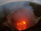 زائر يخالف التعليمات ويسقط داخل بركان كيلاويا.. فهل يتعرض للمساءلة القانونية؟
