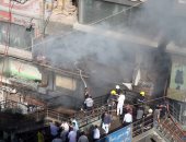 ماس كهربائى بمحل عطور وراء حريق الموسكى.. والإطفاء تحاصر النيران (فيديو وصور)