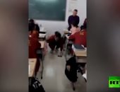 شاهد.. معلم يطلب من تلميذته تحطيم هاتفها بهذه الطريقة داخل الفصل