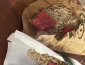 صور.. ضبط راكب بالمطار حاول تهريب 570 قرص ترامادول داخل " أكياس لب" 