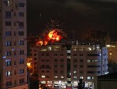 صور.. إصابة فلسطينيين وتدمير عمارتين سكنيتين فى القصف الاسرائيلى على غزة