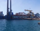 صور.. تنفيذ عملية قطر وتراكى لانقاذ الحفار " AL HAMRA" بميناء سفاجا