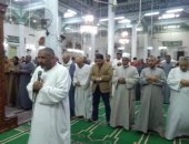 صور.. مواطنو كفر الشيخ يؤدون صلاة التراويح بالمساجد فى أول ليالى رمضان