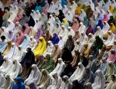 صور.. الآف المسلمين يقبلون على المساجد بإندونيسيا فى أول أيام شهر رمضان