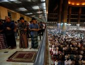 الآف المسلمين يقبلون على المساجد بإندونيسيا فى أول أيام شهر رمضان