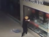 شاهد.. لص يستخدم قناع ترامب أثناء سرقته لمحل مجوهرات فى أستراليا