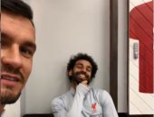 لوفرين يمازح محمد صلاح بصورة طبق الأصل على صينية ذهبية..فيديو  