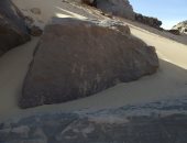الآثار تعلن اكتشاف أوائل النقوش الملكية بالصحراء الشرقية فى أسوان