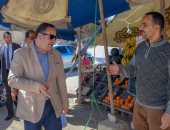 محافظ الإسكندرية يوجه بتكثيف أعمال رصف الطرق وشن حملات إزالة الإشغالات