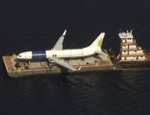 شاهد.. طريقة غريبة لنقل طائرة عبر نهر فلوريدا بعد تعرضها لحادث