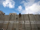 صور.. شباب فلسطين يتحدى "حواجز الاحتلال" لأداء صلاة الجمعة بـ"الأقصى"