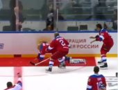 بعد تسجيله 8 أهداف..الرئيس الروسى يسقط أرضا في مباراة هوكي أثناء تحية الجمهور 