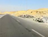  فيديو.. طريق يربط الدائرى بمحور الشهيد يتحول لحارة واحدة بسبب مخلفات البناء