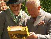 شاهد.. الأمير تشارلز وزوجته ينهيان زيارتهما لألمانيا بجولة داخل مزرعة