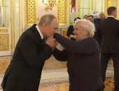 بقبلة على اليد وعناق.. بوتين يحتفى بلقاء معلمته فى المدرسة ..فيديو وصور