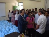 طب بشرى سوهاج تشارك فى توزيع شنط رمضان على القرى الأكثر احتياجا