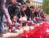 شاهد.. نشطاء فرنسيين يلطخون سلالم ساحة تروكاديرو بالطلاء الأحمر 