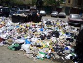 من 5 أيام ولسه.. القمامة متراكمة فى شارع ترعة الجندى بحدائق القبة