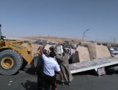 صور.. زحام مرورى بمحور الأوتوستراد بسبب انقلاب سيارة نقل 