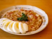 اتسحرى ووفرى ..فول ببطاطس مهروسة بالبيض بـ7 جنيه ونصف