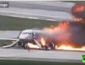 شاهد.. لحظة هروب العشرات من طائرة محترقة عقب هبوطها بالمطار