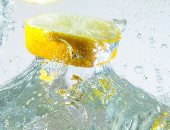 فوائد صحية لعصير الليمون.. تحسين الهضم ومنع التجاعيد وحصوات الكلى