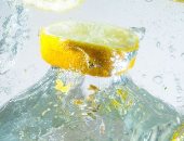 8 فوائد لشرب ماء الليمون .. يحسن مزاجك ويمنع حصوات الكلى وتجاعيد البشرة 
