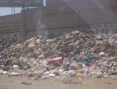 تراكم القمامة على طريق جسر السويس عند محطة مترو هشام بركات