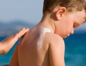 4 نصائح لحماية جلد ابنك من أشعة الشمس الحارقة.. اعرف التفاصيل