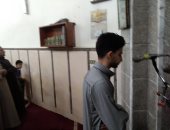 صور.. شاب يبهر المصلين بصوته أثناء صلاة التراويح بأحد مساجد كفر الشيخ