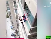 طفل صينى ينجو من الموت بأعجوبة بعد تعلقه بسور الطابق الـ 14