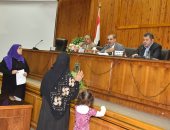 محافظ أسيوط يعلن توفير محلات بالسوق المركزى وصرف مساعدات عاجلة لذوى الاعاقة