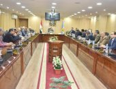 محافظ أسيوط يعقد اجتماعا لبحث الاستعدادات لامتحانات الصف الأول الثانوى