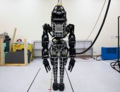 تطوير روبوت يشبه فى حركته إنسانا يمشى على الحبل