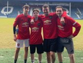 بيكهام يظهر مع أبناءه بقميص مانشستر يونايتد الجديد.. صورة