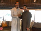 فان دايك بـ"الجلبية" فى عطلته بالإمارات قبل نهائي دوري الأبطال